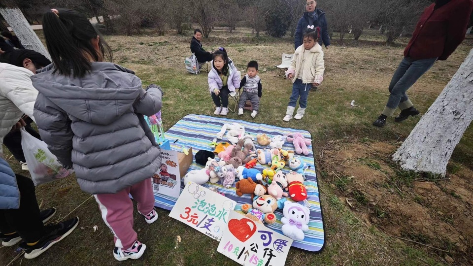 带娃摆地摊，玩转地摊经济新姿势