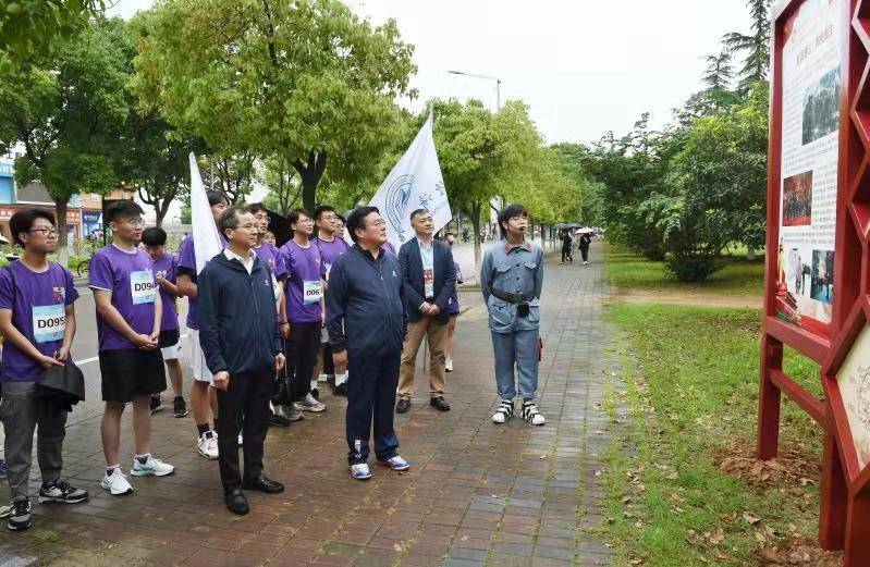 南京献血车开进中小学校园？假的！