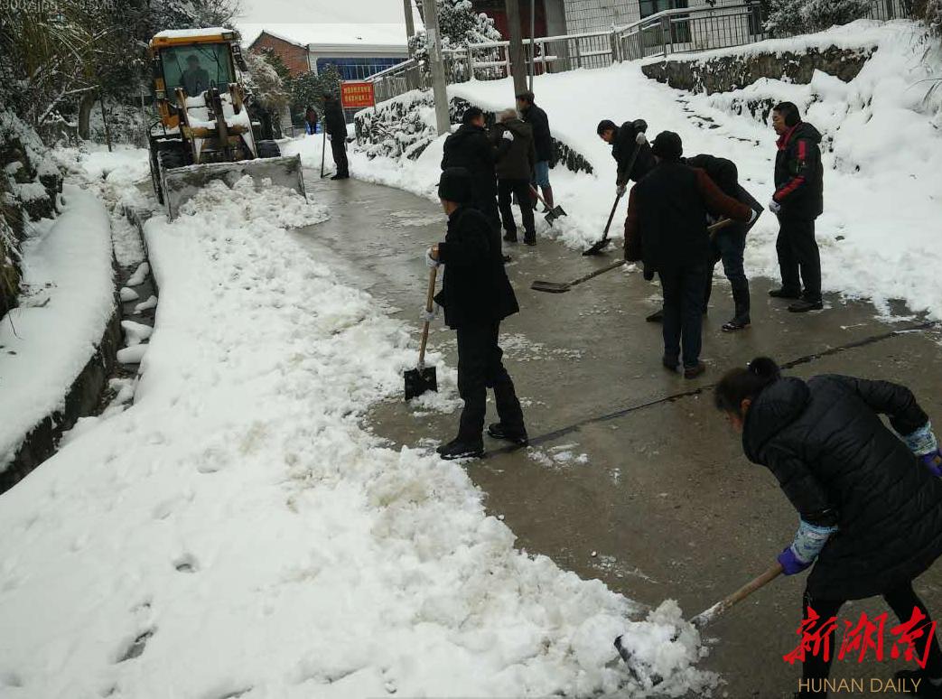 降雪阻路，女子为回家在车站等了两天的故事